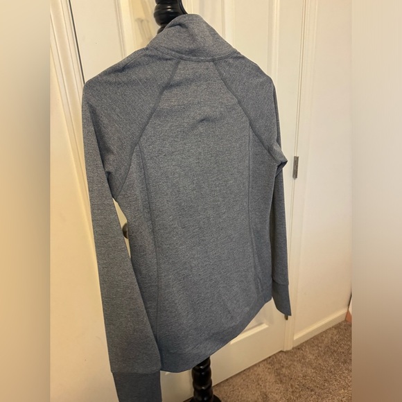 Zip up workout jacket, gray and color. Size small - Picture 4 of 4